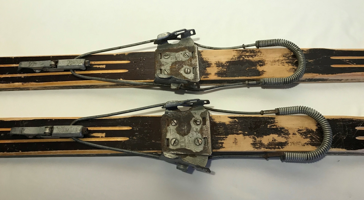 Et par ski med metallbinding
