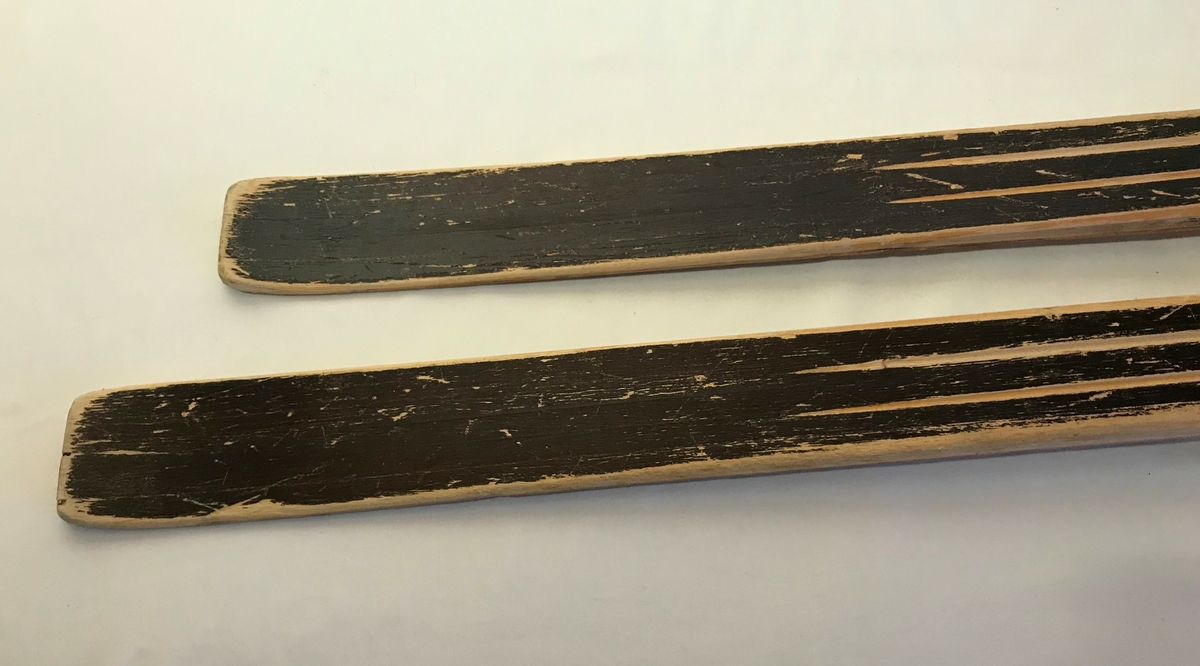 Et par ski med metallbinding