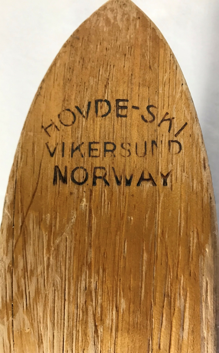 Et par ski med metallbinding