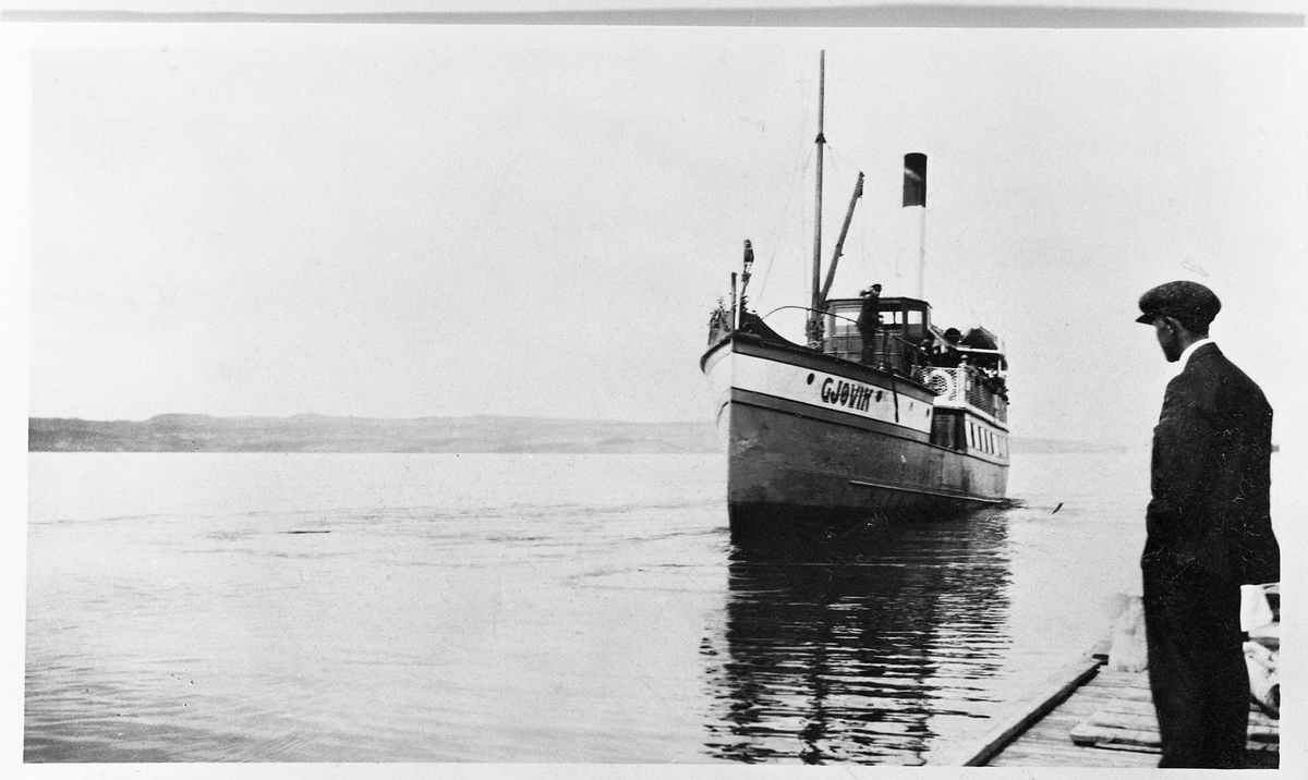 D/S "Gjøvik" ved Kapp Brygge 1915. Mannen er ukjent.