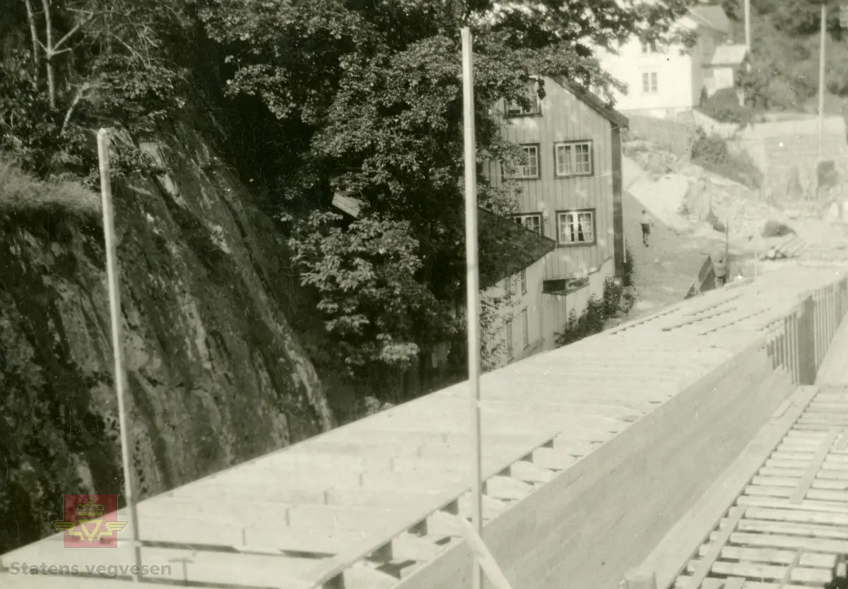 Østerklev bru i sentrum av Tvedestrand. Forskaling av brudekket, støping anno 1930. 
Plassbygget jf. bildene NVM 09-F-00833, NVM 09-F-00859 t.o.m. 00864. Tillegg til: NVM 09-F-01478 og 01479. 
Følg pilen til høyre for å se bildene fra byggingen. 
Bildene fra byggingen ved Østerklev bru er registrert enkeltvis. Se Relasjon lenger ned på siden. 

Østerklev bru, fv. 411 i Tvedestrand sentrum oppført 1930. Bjelkebru. Lengde 40,43 meter.
System: Betong. Spennvidde: 23,3 meter + 14,0 meter. Kjørebane: 4,6 meter. Bredde mellom rekkverk: 5,0 meter. Brudekke: Betong. Belastningsklasse: 2/30. Bygget 1930. 
Kilde: Statens vegvesen sitt bruregister "Brutus."