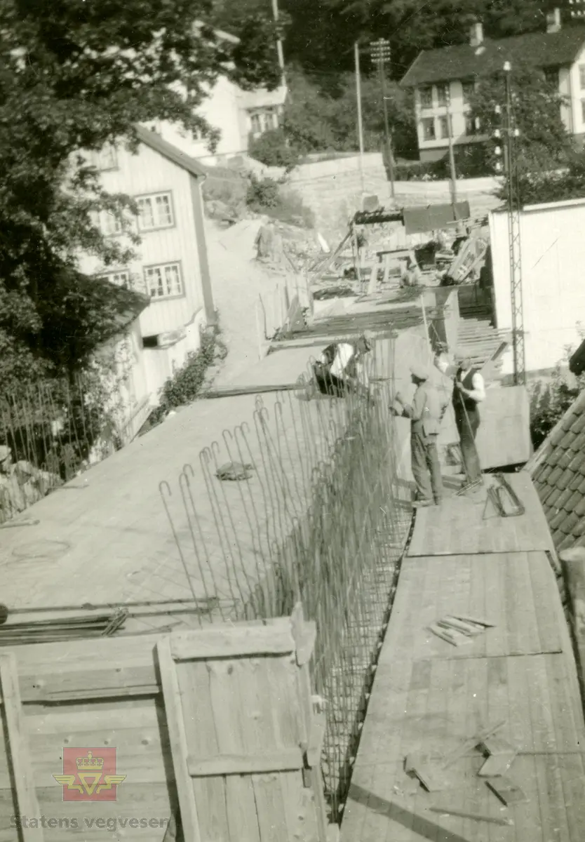 Østerklev bru i sentrum av Tvedestrand. Forskaling av brudekket, støping anno 1930. 
Plassbygget jf. bildene NVM 09-F-00833, NVM 09-F-00859 t.o.m. 00864. Tillegg til: NVM 09-F-01478 og 01479. 
Følg pilen til høyre for å se bildene fra byggingen. 
Bildene fra byggingen ved Østerklev bru er registrert enkeltvis. Se Relasjon lenger ned på siden. 

Østerklev bru, fv. 411 i Tvedestrand sentrum oppført 1930. Bjelkebru. Lengde 40,43 meter.
System: Betong. Spennvidde: 23,3 meter + 14,0 meter. Kjørebane: 4,6 meter. Bredde mellom rekkverk: 5,0 meter. Brudekke: Betong. Belastningsklasse: 2/30. Bygget 1930. 
Kilde: Statens vegvesen sitt bruregister "Brutus."