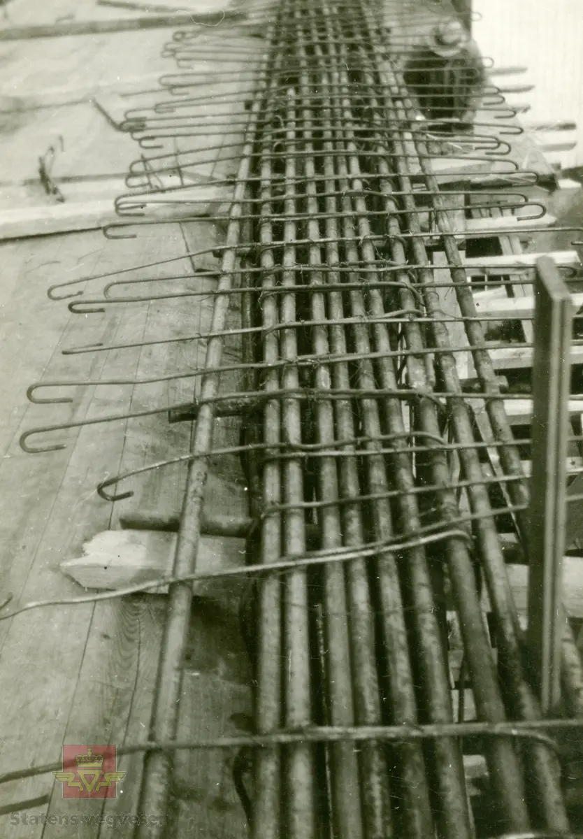 Østerklev bru i sentrum av Tvedestrand. Forskaling av brudekket, støping anno 1930. 
Plassbygget jf. bildene NVM 09-F-00833, NVM 09-F-00859 t.o.m. 00864. Tillegg til: NVM 09-F-01478 og 01479. 
Følg pilen til høyre for å se bildene fra byggingen. 
Bildene fra byggingen ved Østerklev bru er registrert enkeltvis. Se Relasjon lenger ned på siden. 

Østerklev bru, fv. 411 i Tvedestrand sentrum oppført 1930. Bjelkebru. Lengde 40,43 meter.
System: Betong. Spennvidde: 23,3 meter + 14,0 meter. Kjørebane: 4,6 meter. Bredde mellom rekkverk: 5,0 meter. Brudekke: Betong. Belastningsklasse: 2/30. Bygget 1930. 
Kilde: Statens vegvesen sitt bruregister "Brutus."