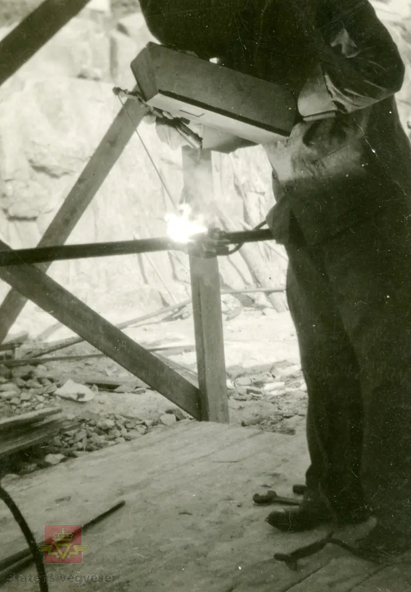 Østerklev bru i sentrum av Tvedestrand. Forskaling av brudekket, støping anno 1930. 
Plassbygget jf. bildene NVM 09-F-00833, NVM 09-F-00859 t.o.m. 00864. Tillegg til: NVM 09-F-01478 og 01479. 
Følg pilen til høyre for å se bildene fra byggingen. 
Bildene fra byggingen ved Østerklev bru er registrert enkeltvis. Se Relasjon lenger ned på siden. 

Østerklev bru, fv. 411 i Tvedestrand sentrum oppført 1930. Bjelkebru. Lengde 40,43 meter.
System: Betong. Spennvidde: 23,3 meter + 14,0 meter. Kjørebane: 4,6 meter. Bredde mellom rekkverk: 5,0 meter. Brudekke: Betong. Belastningsklasse: 2/30. Bygget 1930. 
Kilde: Statens vegvesen sitt bruregister "Brutus."