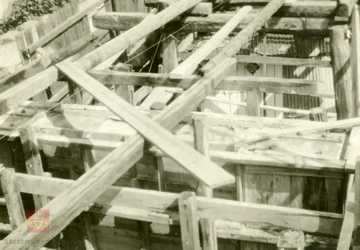 Østerklev bru i sentrum av Tvedestrand. Forskaling av brudekket, støping anno 1930. 
Plassbygget jf. bildene NVM 09-F-00833, NVM 09-F-00859 t.o.m. 00864. Tillegg til: NVM 09-F-01478 og 01479. 
Følg pilen til høyre for å se bildene fra byggingen. 
Bildene fra byggingen ved Østerklev bru er registrert enkeltvis. Se Relasjon lenger ned på siden. 

Østerklev bru, fv. 411 i Tvedestrand sentrum oppført 1930. Bjelkebru. Lengde 40,43 meter.
System: Betong. Spennvidde: 23,3 meter + 14,0 meter. Kjørebane: 4,6 meter. Bredde mellom rekkverk: 5,0 meter. Brudekke: Betong. Belastningsklasse: 2/30. Bygget 1930. 
Kilde: Statens vegvesen sitt bruregister "Brutus."
