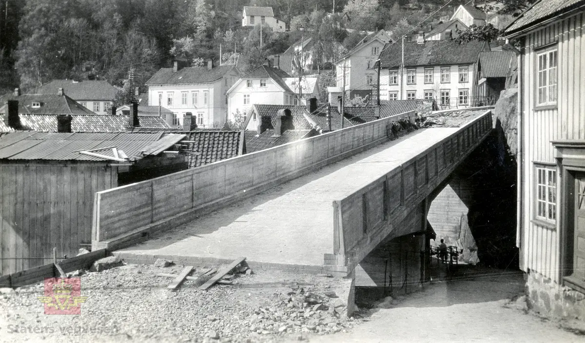 Østerklev bru i sentrum av Tvedestrand. Forskaling av brudekket, støping anno 1930. 
Plassbygget jf. bildene NVM 09-F-00833, NVM 09-F-00859 t.o.m. 00864. Tillegg til: NVM 09-F-01478 og 01479. 
Følg pilen til høyre for å se bildene fra byggingen. 
Bildene fra byggingen ved Østerklev bru er registrert enkeltvis. Se Relasjon lenger ned på siden. 

Østerklev bru, fv. 411 i Tvedestrand sentrum oppført 1930. Bjelkebru. Lengde 40,43 meter.
System: Betong. Spennvidde: 23,3 meter + 14,0 meter. Kjørebane: 4,6 meter. Bredde mellom rekkverk: 5,0 meter. Brudekke: Betong. Belastningsklasse: 2/30. Bygget 1930. 
Kilde: Statens vegvesen sitt bruregister "Brutus."