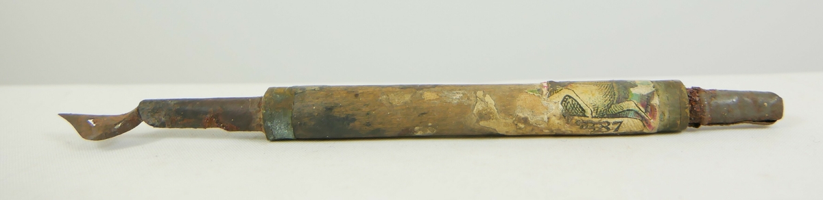 Enhjørning med faner i bakgrunnen. 