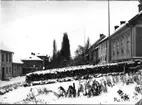 Stadsbild från Gränna vintertid. Förgårdar med snö, fotograferat mot norr.