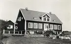 Växjö stads barnkoloni, Skrea. 1934. En man håller invigningstal.