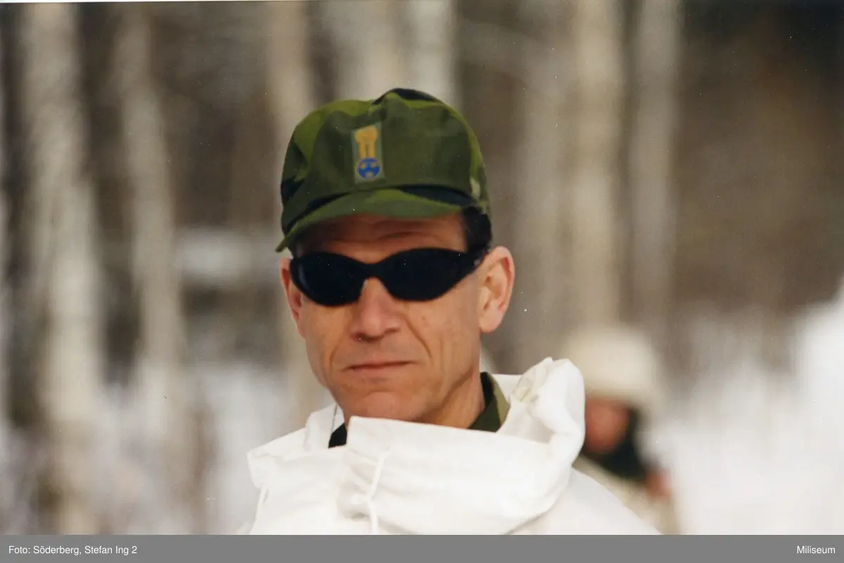 Officer i snödräkt.