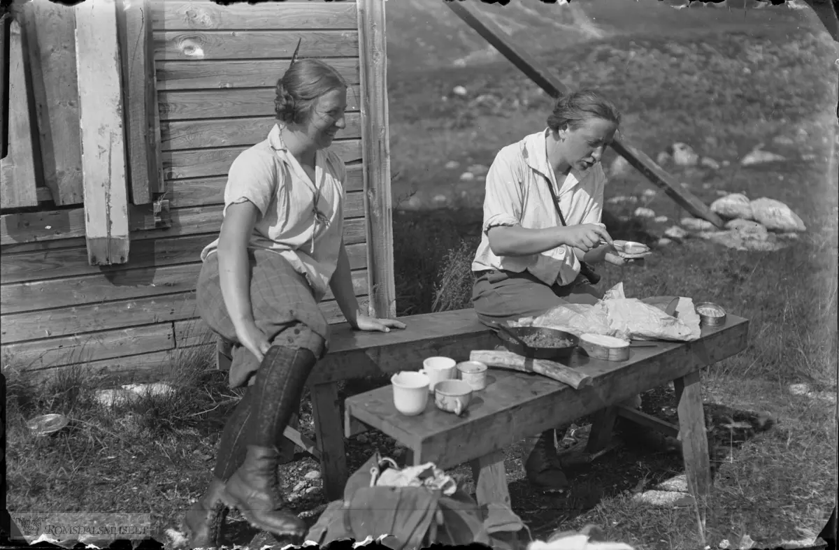 "Borghild og jeg på Slettvika (?) 1927"