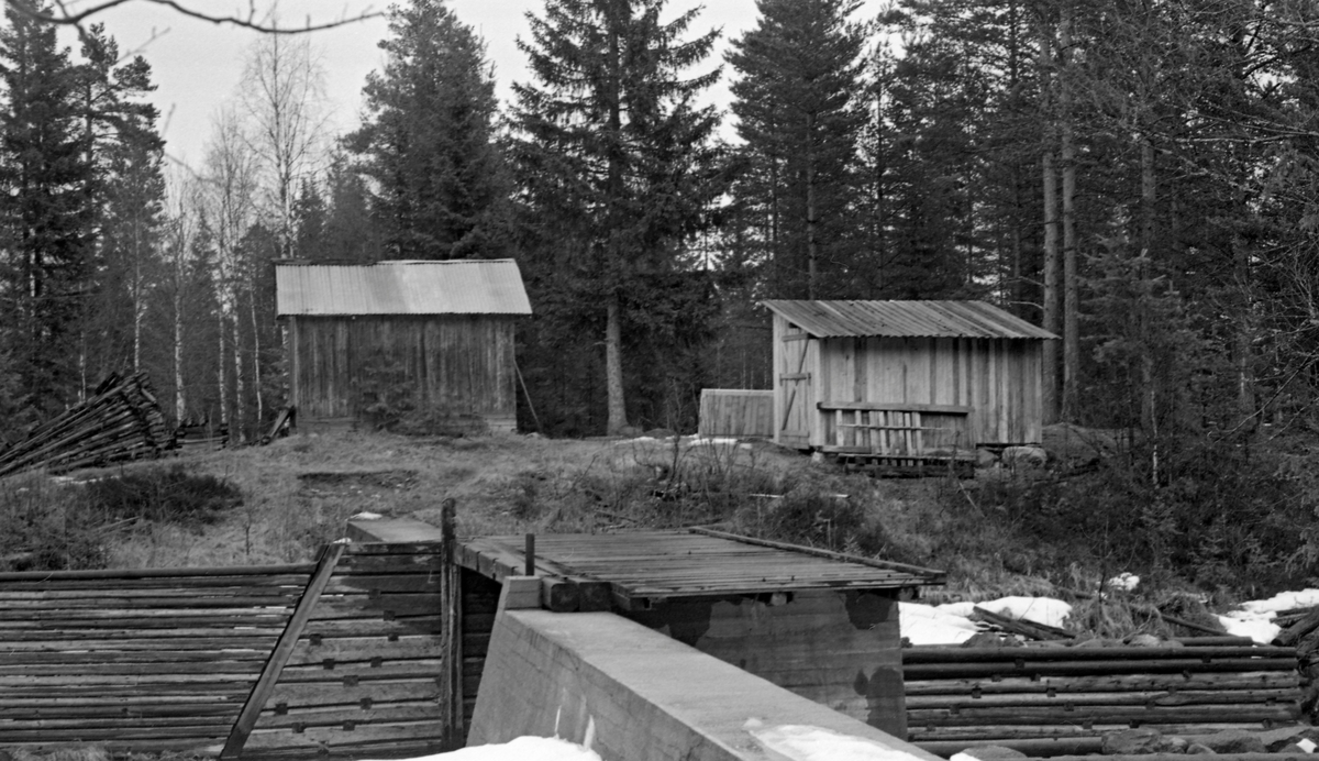 Ved Nedre Grytdammen (Fløytdammen) i Grytåa, Nord-Odal, Hedmark.  Lukedam, armer i tømmer-stein. Murkant. Hvilebrakker.