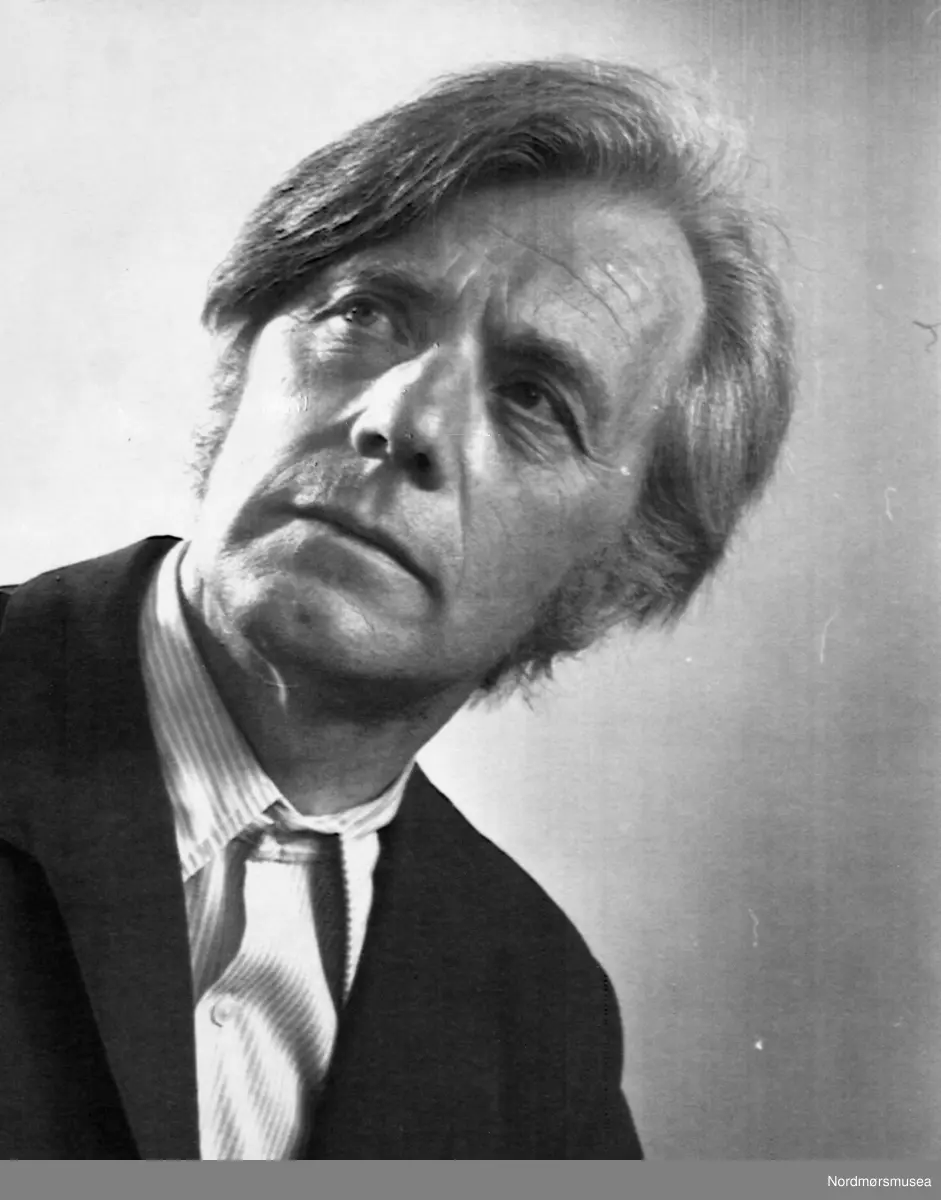 musiker i Oslo, Christian Bræin (jr.) født i OLE JULLUMS GATE 12, Kristiansund, i soverommet i første etasje, hans mor var Magnhild Fliflet fra Kastrud gard i Fåberg (1899 - 1967). Søsken: Åse (1920), Christian (1922, bl.a. organistvikar i Røyken kirke, kordirigent, fiolinist;  2 barn). Magnhild ble syk og forlot familien. Edvards eldre søster Marie tok rollen som husmor, og seinere ble det leid inn husholdersker. Faren Edvard Bræin giftet seg på ny i 1934 og hadde i 2. ekteskap med Mari Wennevold fra Sunndal  (1901- 1977) disse barna: Ola Johan (1936) (5 barn) og Mari Elise (1944)  (4 barn). -  
Bildet er fra avisa Tidens Krav sitt arkiv i tidsrommet 1970-1994. Nå i Nordmøre museums fotosamling.