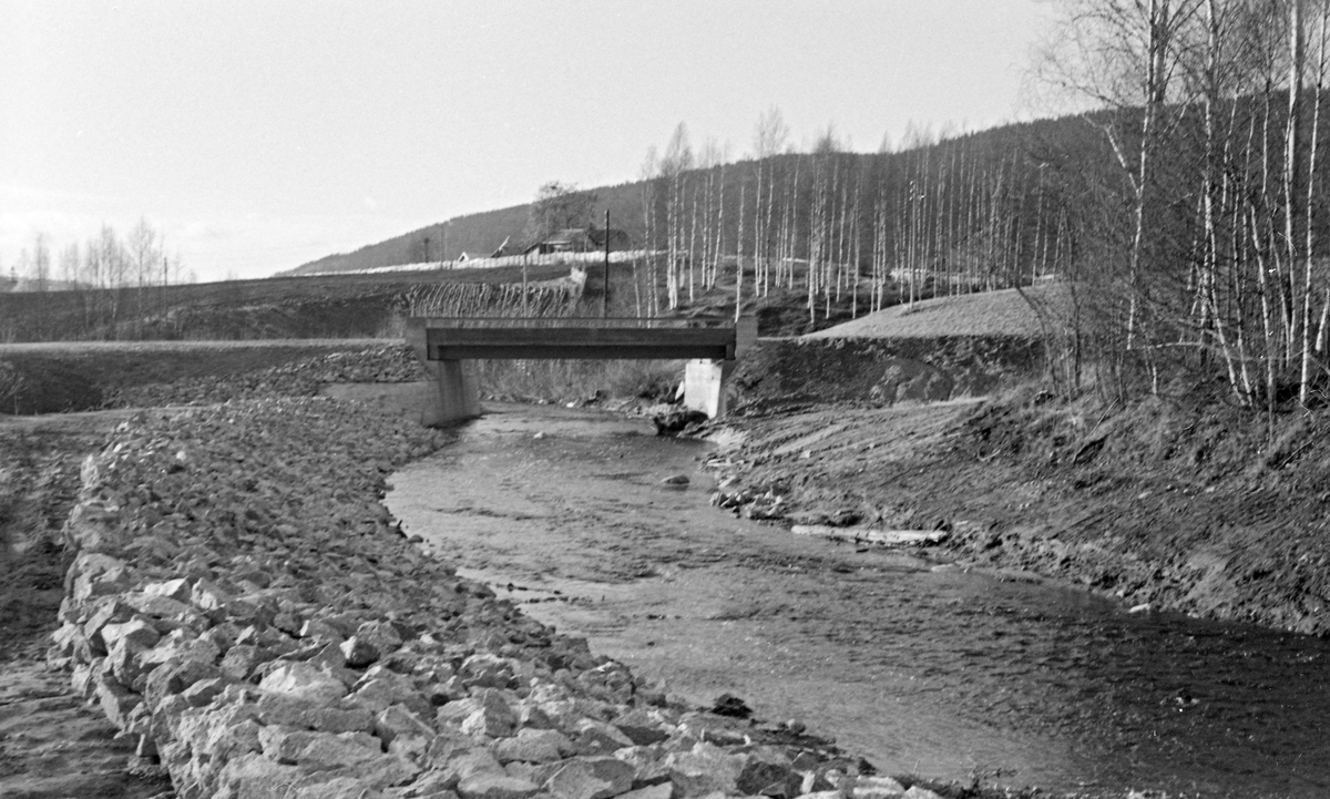 Tannåa etter omlegging og steinsetting. Ved Bergstu bru, Bergstua i Nord-Odal, Hedmark. Brua i bakgrunnen.