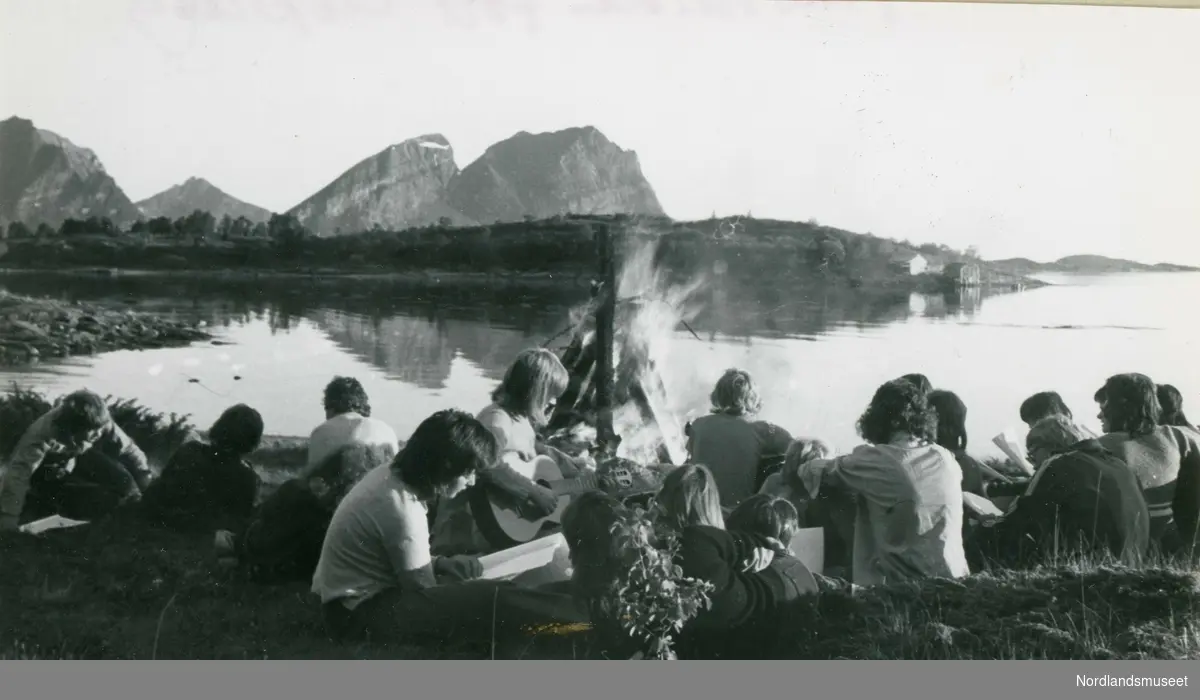 Ungdomsleir på Lund på Lundøya. Anledningen er Lundøyadagen i 1975.