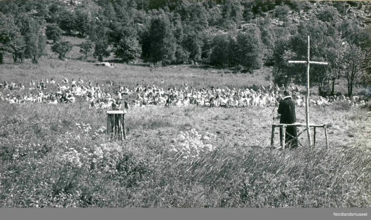 Friluftsgudstjeneste på Lund på Lundøya ved sokneprest Bernt Aspang. Anledningen er Lundøyadagen i 1975.