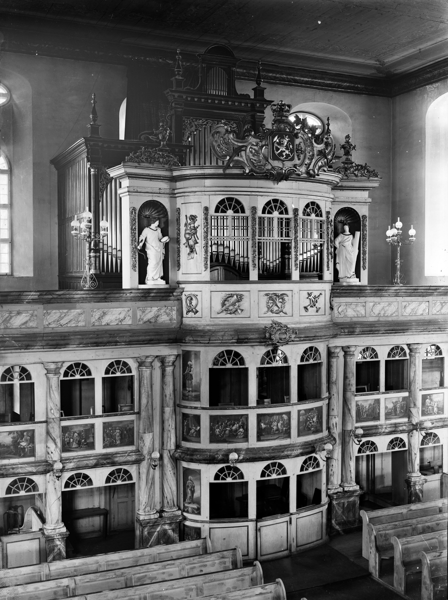 Kirkeorgel i noe som ligner veldig på Kongsberg kirke. 