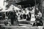 Invigning av Skatelövs hembygdsgård, 1972. Kantor Fritz Hovne leder sångkören.