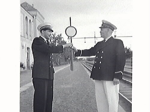 Bilder från stationsmästare Lindahls avgång. Bild G28511: fr v (som man ser dem på fotot) Hans Emil Drews, f 1919-03-19, Lennart Alexander Roos, f 1922-09-24, Ernst Kullgraf, Verner Svensson, Nils Allan Evert Bäckman, f 1923-09-20 i Träslöv, Carl Nestor Reinhold Lindahl, f 1887-08-23 i Revsunds församling, Gösta Larsson och Algot Bengtsson. Bild G28514 avgående stationsmästaren Lindahl mottager avskedsgåvan som var en tallrik med Tvååkers station ingraverad. Gåvan överlämnades av Hans Emil Drew, f 1919-03-19, i Halmstad, anställd vid SJ 1938.