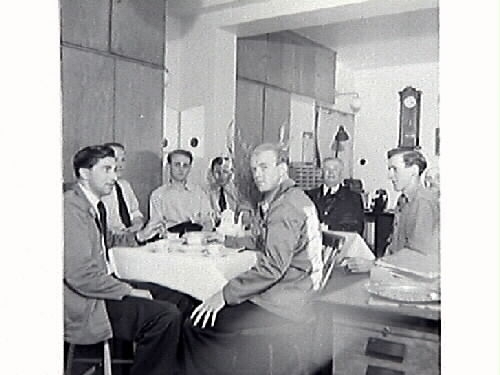 Bilder från stationsmästare Lindahls avgång. Bild G28511: fr v (som man ser dem på fotot) Hans Emil Drews, f 1919-03-19, Lennart Alexander Roos, f 1922-09-24, Ernst Kullgraf, Verner Svensson, Nils Allan Evert Bäckman, f 1923-09-20 i Träslöv, Carl Nestor Reinhold Lindahl, f 1887-08-23 i Revsunds församling, Gösta Larsson och Algot Bengtsson. Bild G28514 avgående stationsmästaren Lindahl mottager avskedsgåvan som var en tallrik med Tvååkers station ingraverad. Gåvan överlämnades av Hans Emil Drew, f 1919-03-19, i Halmstad, anställd vid SJ 1938.