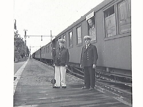 Bilder från stationsmästare Lindahls avgång. Bild G28511: fr v (som man ser dem på fotot) Hans Emil Drews, f 1919-03-19, Lennart Alexander Roos, f 1922-09-24, Ernst Kullgraf, Verner Svensson, Nils Allan Evert Bäckman, f 1923-09-20 i Träslöv, Carl Nestor Reinhold Lindahl, f 1887-08-23 i Revsunds församling, Gösta Larsson och Algot Bengtsson. Bild G28514 avgående stationsmästaren Lindahl mottager avskedsgåvan som var en tallrik med Tvååkers station ingraverad. Gåvan överlämnades av Hans Emil Drew, f 1919-03-19, i Halmstad, anställd vid SJ 1938.