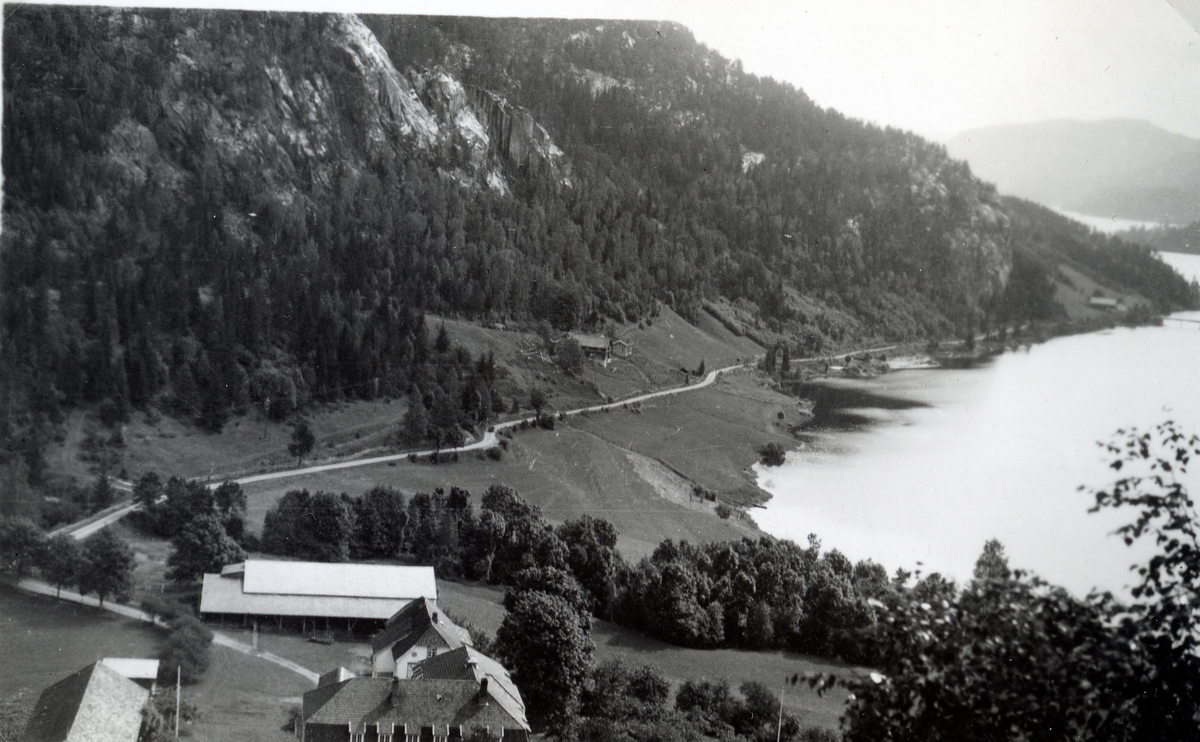 Utsikt over tunet på Utsund og vidare uetter mot Sundebrui, frå Høgås - den vesle fjellknausen vest for tunet.