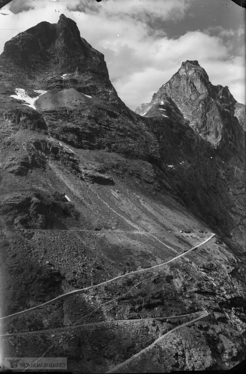 Trollstigen med fjellene "Bispen" og "Dronninga".