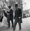 Dåv. kronprins Gustaf Adolf tillsammans med landshövdingeparet August och Ingegerd Beskow, trol. vid invigningen av Värendsvallen 1937.