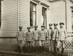 Gruppbild med soldater från Kavalleriskolan framför Moritzsk