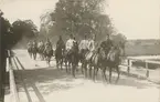 Soldater till häst rider längs vägen.