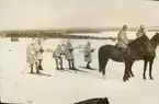 Soldater skidtolkar efter häst.