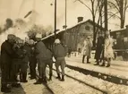 Paus vid järnvägsstation.