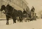 Varutransport framför en byggnad.