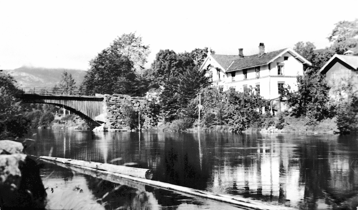 Åheim med den gamle brua