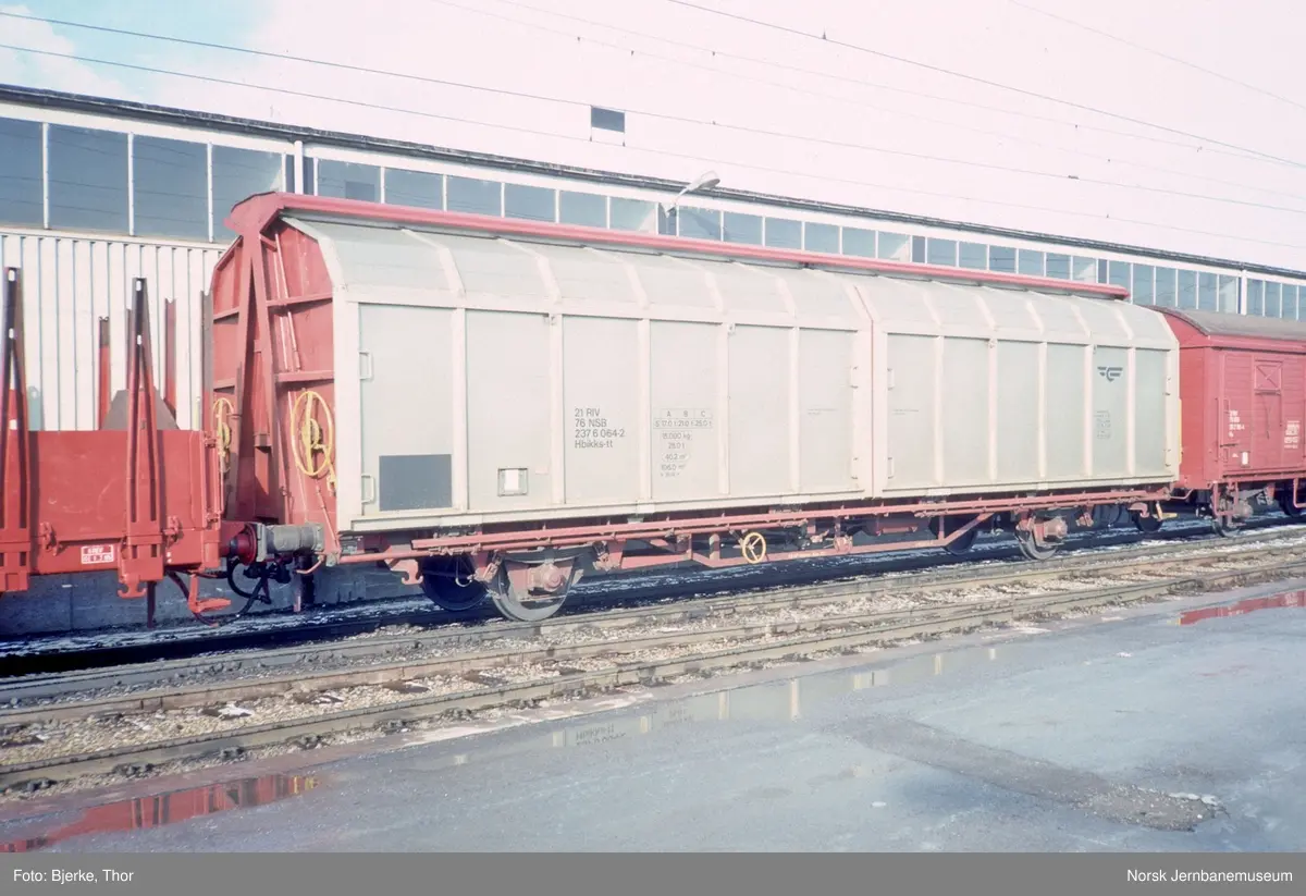 Lukket godsvogn litra Hbikks nr. 237 6064 på Hamar stasjon
