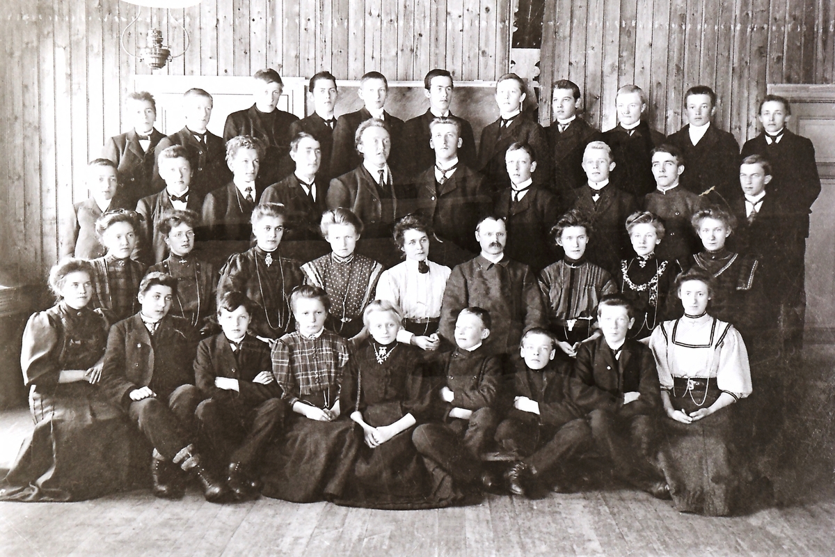 Numedal Amtsskole, (ambulerende), her på Bølokalet, Hostvedt.
fra Venstre, 1. rekke: Inga Volden.
2. rekke: Margit Bjerknæs (Lærerinne) og Johannes Arneson (Styrer) fra Jørpeland.
3. rekke: nr.6: Karl Omholt, nr.8: Anders Volden
4. rekke: nr. 2: Torbjørn Vindegg, Veggli, ytterst til høyre : Johannes O. Hvam