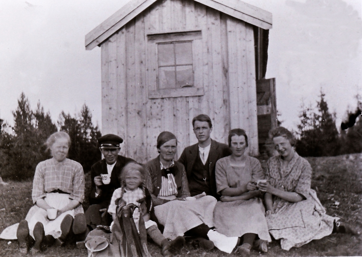 Den opprinnelig seterbua brant ned i 1921. Denne bua var lånt midlertidig i noen år og var på naboeiendommen.
Fra venstre. Hanna Skinnes f. 1898, ?, Ranveig Skinnes f. 1916, Sigrid Skinnes,(1890-1979), ?, ?, ?.