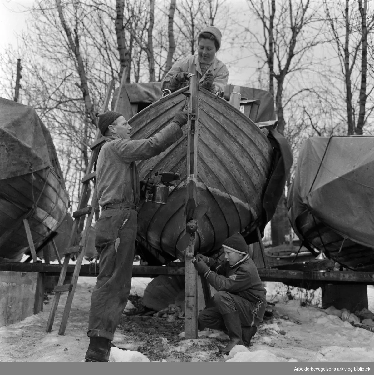 Trebåter i vinteropplag. Årets båtpuss. Osloområdet. April 1958.