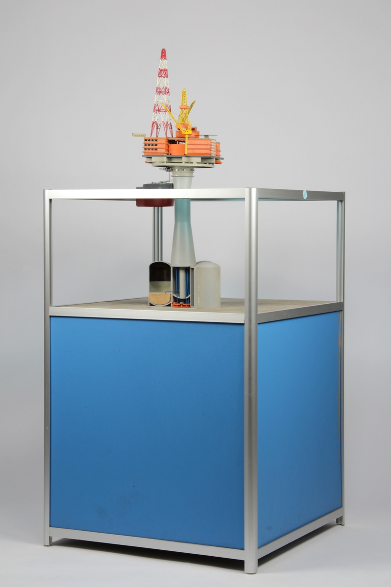 Modell av en Condeep monotower oljeplattform. Modellen er en konseptmodell og delvis snittmodell som viser de innvendige cellene i betongtankene.