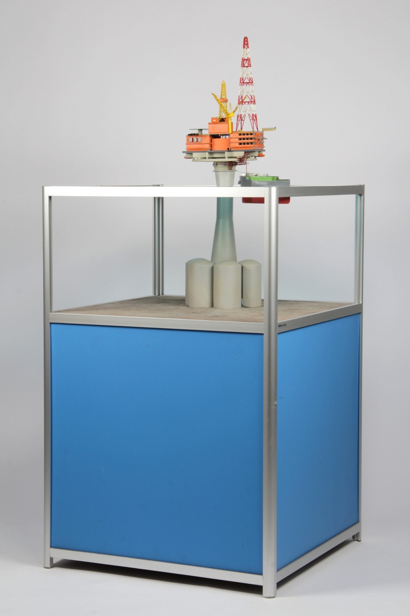 Modell av en Condeep monotower oljeplattform. Modellen er en konseptmodell og delvis snittmodell som viser de innvendige cellene i betongtankene.