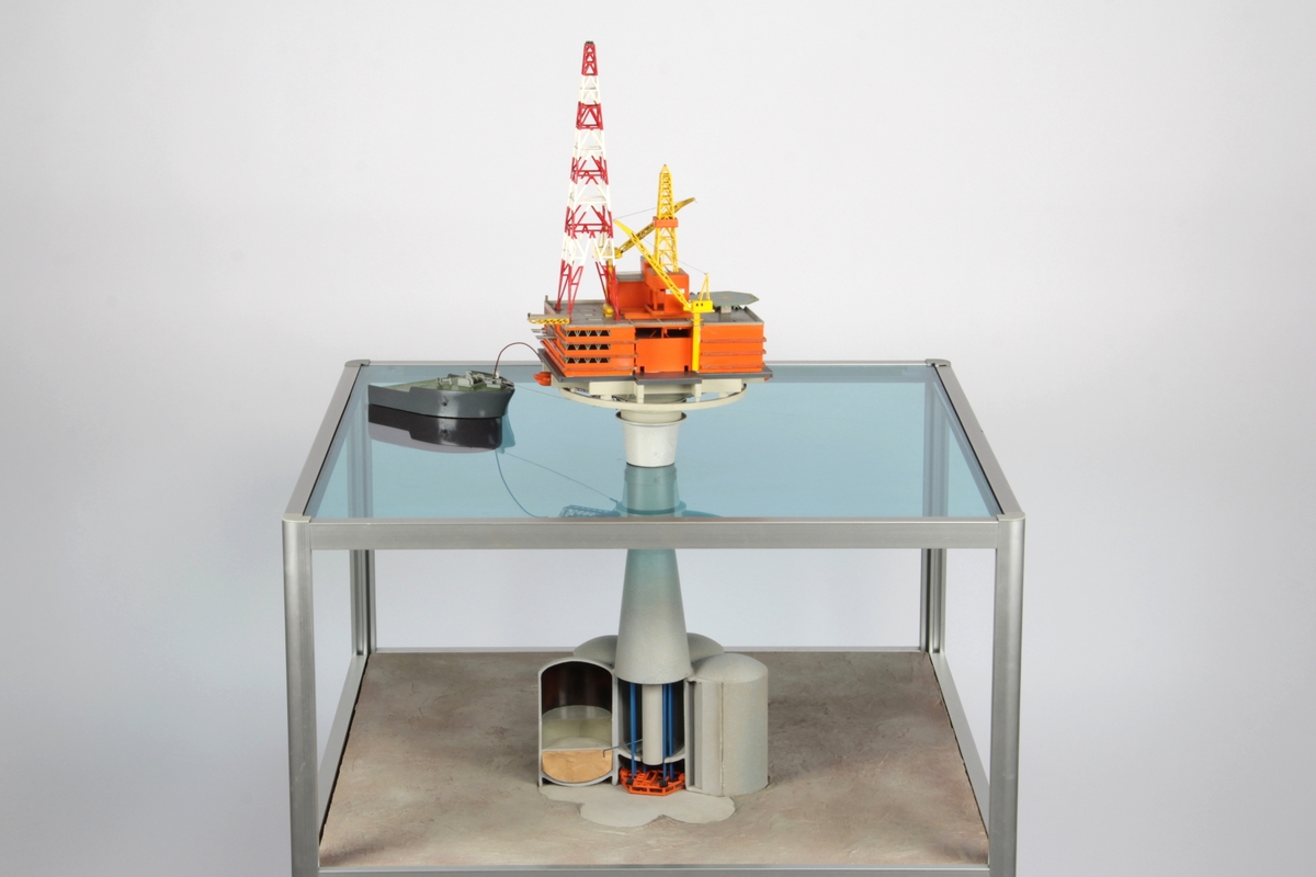 Modell av en Condeep monotower oljeplattform. Modellen er en konseptmodell og delvis snittmodell som viser de innvendige cellene i betongtankene.