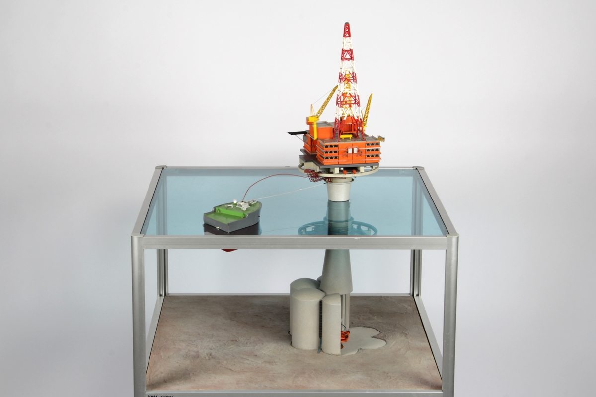 Modell av en Condeep monotower oljeplattform. Modellen er en konseptmodell og delvis snittmodell som viser de innvendige cellene i betongtankene.