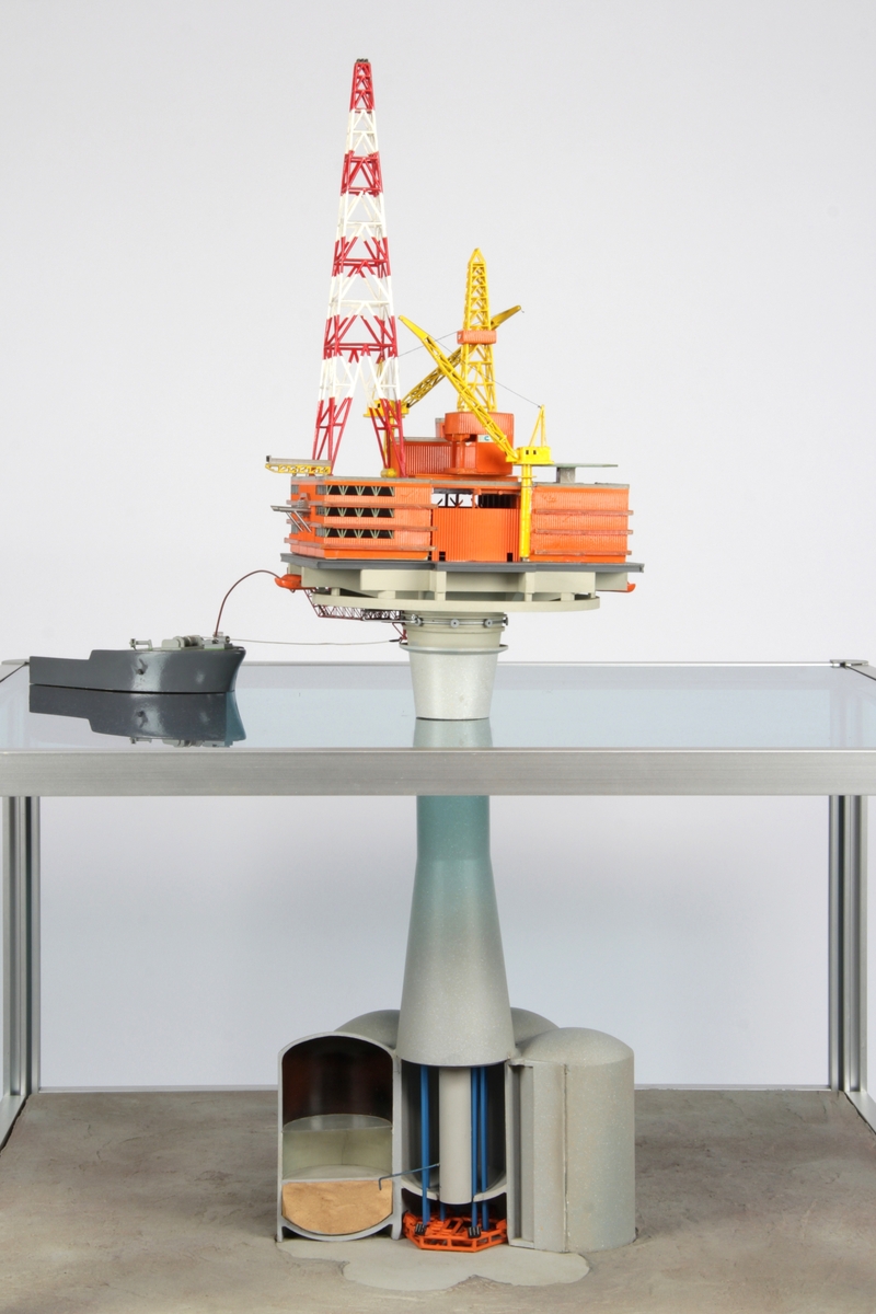 Modell av en Condeep monotower oljeplattform. Modellen er en konseptmodell og delvis snittmodell som viser de innvendige cellene i betongtankene.
