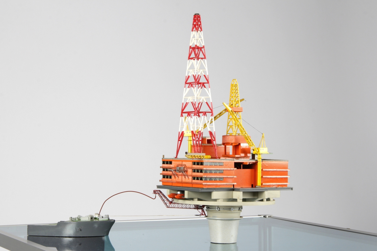 Modell av en Condeep monotower oljeplattform. Modellen er en konseptmodell og delvis snittmodell som viser de innvendige cellene i betongtankene.