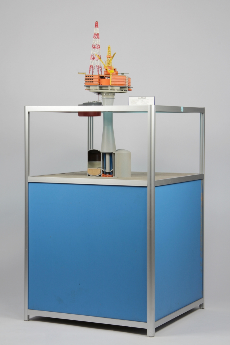 Modell av en Condeep monotower oljeplattform. Modellen er en konseptmodell og delvis snittmodell som viser de innvendige cellene i betongtankene.