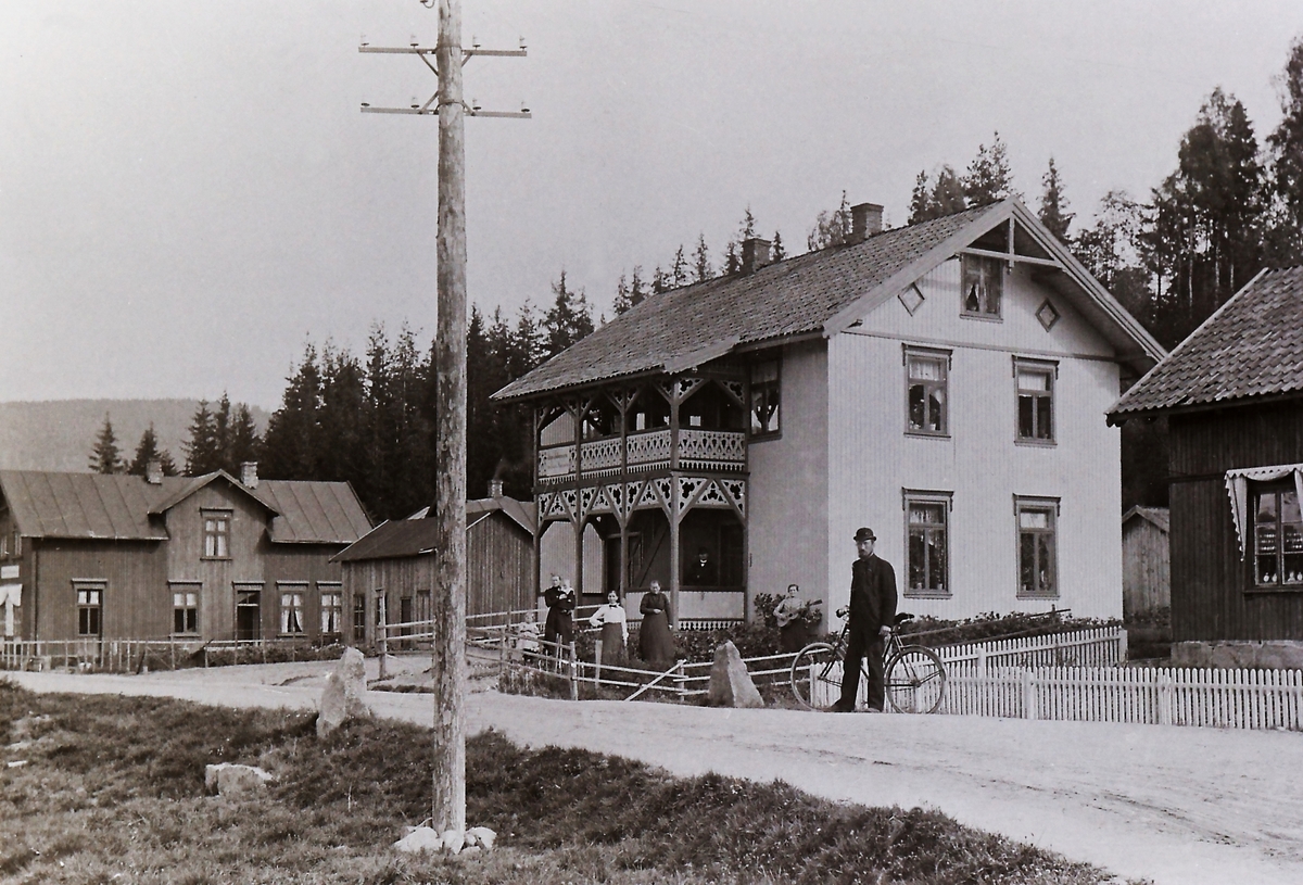 Tabernaklet var lokalet for baptistforeningen i første etasje og leilighet i annen etasje. Theodor Meskestad (f 1862) bygde Tabernaklet, han hogde til materialer i egen skog og skar materialene med båndsga på låven, kjørte materialene ut til Hvittingfoss og bygde huset alene.