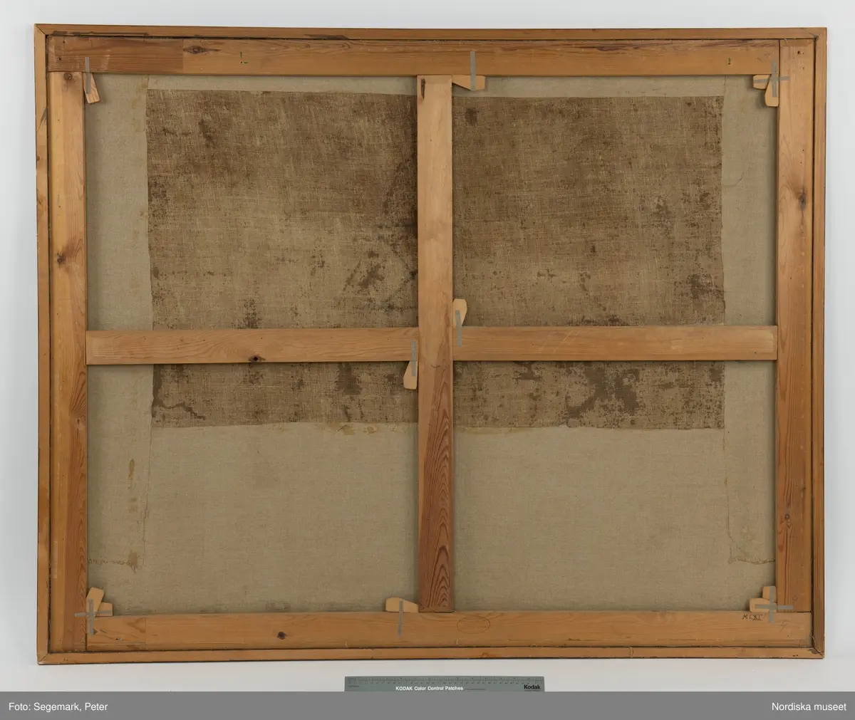 Målning, tavla, Tabula E, processionssvit, en av totalt 20 målningar föreställande en procession genom Konstantinopel (nuvarande Istanbul) med den turkiske sultanen Mehmet IV och hans hov på väg till den årliga höstjakten den 24 september 1657.

Stadsmotiv med byggnader i bakgrunden, procession från höger till vänster i bild. Längst fram en ryttare med hög huvudbonad, pilkoger vid midjan hållande en lång käpp vertikalt. Efter honom fyraridande män med blå rockar och grå byxor. Mannen längst fram markerad med siffran "1", en av de efterföljande männen med siffran "2". Under processionen texten "Tab.E." Längst ned textremsa med texten: "No  1 Öffwerste aff ZANIZARERNES wattubärare Kallas KUZJUK CHJ---
No  2  Watnbärarne Kallas ZAKALER woro 20 par".

Anm.
Skador längs kortsidor och nedre långsida, se konserveringsprotokoll.
/Maria Maxén 2014-08-15