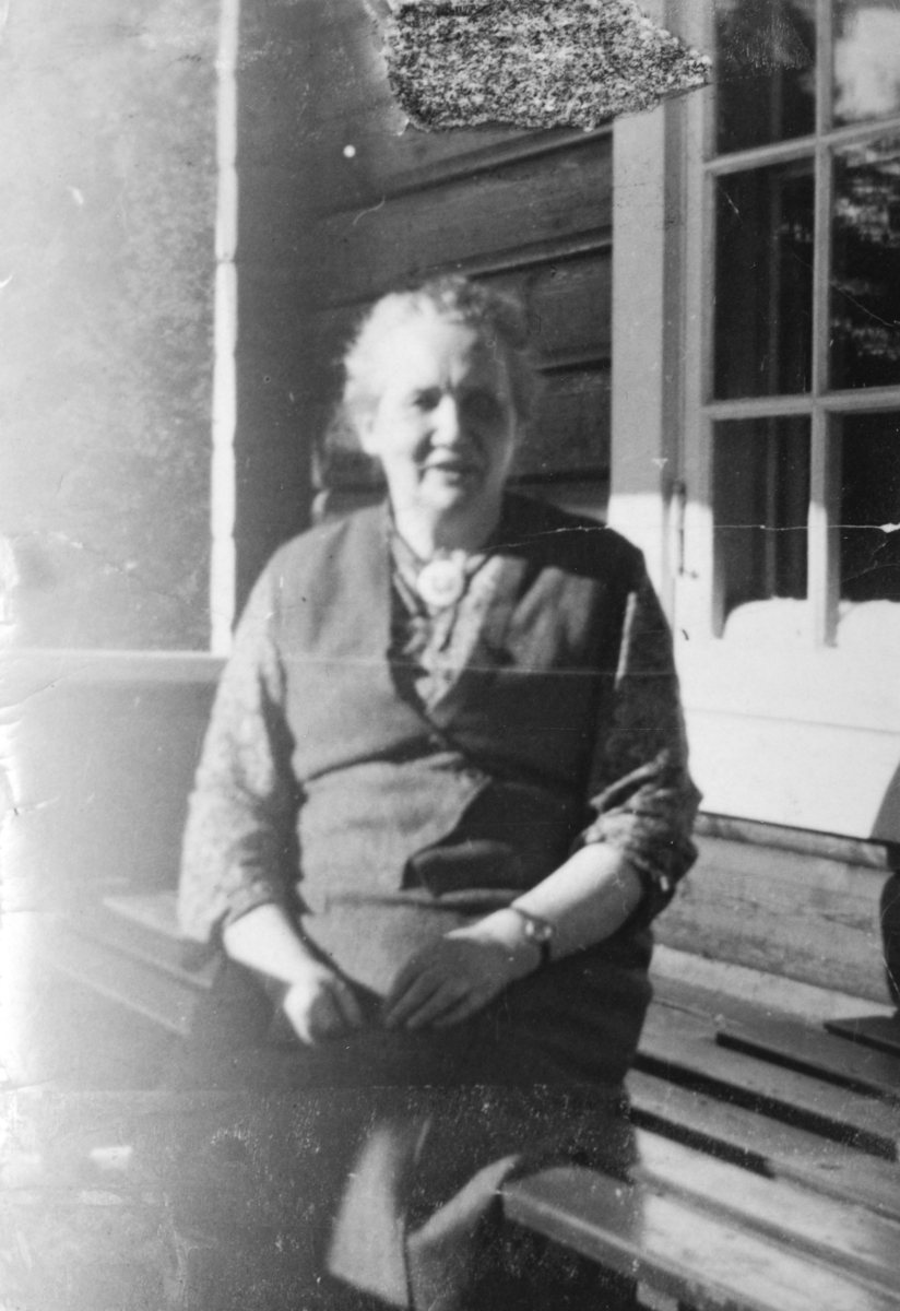 Marie Kristiansen 1876-1966. Portrett. Innehaver av Londonerbasaren i Torggata 71, Hamar. Portrett.