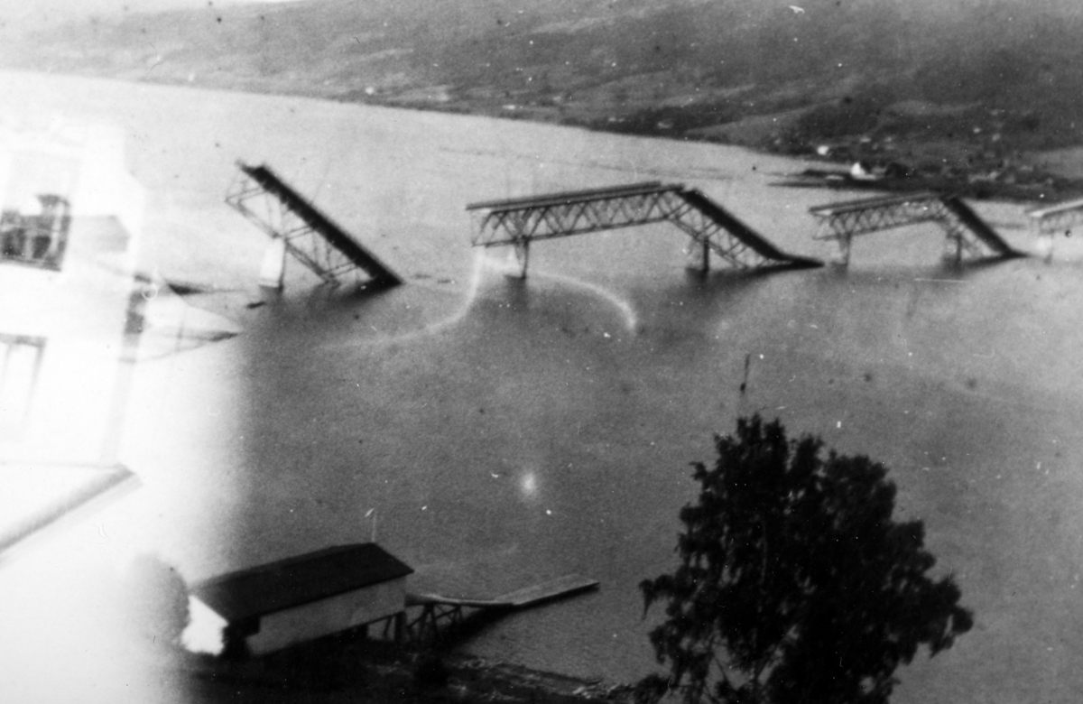 Vingnesbrua, våren 1940. Sprengt av norske ingeniørsoldater 22. april 1940.