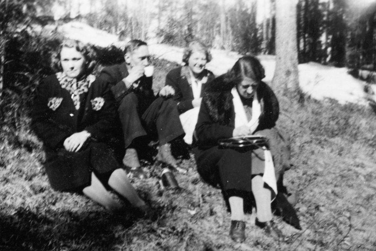 Ankerskogen, april 1940. F.v. Olaug Larsen g. Amundsen, Otto Larsen, Oddveig Olsen g. Engstad, Solveig Larsen. Ansatte ved Ramseth kafe, Hamar. De hadde søkt ly i Ankerskogen da flyalamren gikk i aprildagene 1940.  Termosen sto altid klar med kaffe i tilfelle alarmen gikk. 2. verdenskrig, krigen.